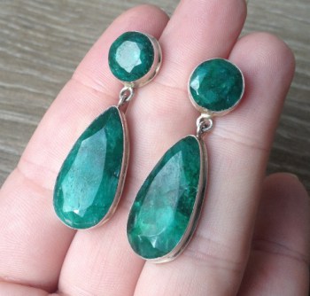 Zilveren oorbellen gezet met ronde en druppelvorm Emerald